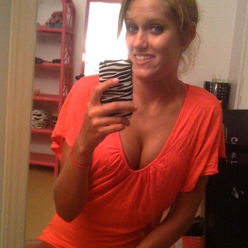 Ellienelly (24) uit Wellen (Vlaams-Limburg) wilt afspreken voor sex