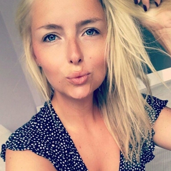 Lotteloe (22) uit Sint-Niklaas (Oost-vlaanderen) wilt afspreken voor sex