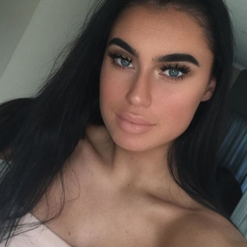 Essey (24) uit Hulshout (Antwerpen) wilt afspreken voor sex