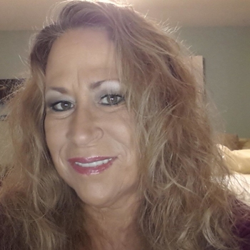 kimbeley (58) uit Hove (Antwerpen) wilt afspreken voor sex