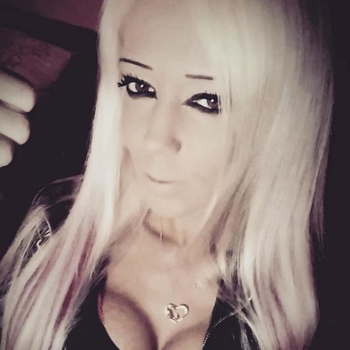 Extraverta (27) uit Lichtervelde (West-vlaanderen) wilt afspreken voor sex